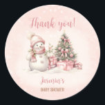 Vintag Snowman Pink Christmas Girl Babydusche Runder Aufkleber<br><div class="desc">Niedliche Weihnachtsmädchen duschen Aufkleber mit einem bezaubernden Schneemann und Weihnachtsbaum in Rosa mit Vintagen Farben. Kate Eden Art</div>