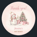 Vintag Snowman Pink Christmas Girl Babydusche Runder Aufkleber<br><div class="desc">Niedliche Weihnachtsmädchen duschen Aufkleber mit einem bezaubernden Schneemann und Weihnachtsbaum in Rosa mit Vintagen Farben. Kate Eden Art</div>