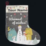 Vintag Snowman | Warmest of Wishmonogram Großer Weihnachtsstrumpf<br><div class="desc">Charmante Urlaubsszene mit Schneemannsfamilie,  Hase,  Vögeln und einem kleinen Weihnachtsbaum im Schnee. Schöner Chalkboard-Stil mit Winterszene. Atemberaubende Weihnachten-Strümpfe für alle Altersgruppen! Machen Sie Ihren Urlaub ganz besonders mit ihrem mit Monogramm Strumpf,  den sie Jahr für Jahr pflegen und nutzen werden.</div>