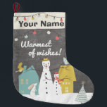 Vintag Snowman | Warmest of Wishmonogram Großer Weihnachtsstrumpf<br><div class="desc">Charmante Urlaubsszene mit Schneemannsfamilie,  Hase,  Vögeln und einem kleinen Weihnachtsbaum im Schnee. Schöner Chalkboard-Stil mit Winterszene. Atemberaubende Weihnachten-Strümpfe für alle Altersgruppen! Machen Sie Ihren Urlaub ganz besonders mit ihrem mit Monogramm Strumpf,  den sie Jahr für Jahr pflegen und nutzen werden.</div>