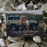 Vintag Stars Frohe Weihnachten Foto<br><div class="desc">Die Weihnachtskarte mit Vintagem Schriftart mit dem Swirl,  der "Frohe Weihnachten" mit Sternen zeigt. Fügen Sie Ihr Foto hinzu.</div>