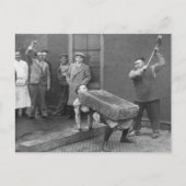 Vintag Strongman Rock Trick Postkarte (Vorderseite)