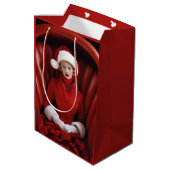 Vintag Stylish Mrs Claus Mittlere Geschenktüte (Rückseite Schrägansicht)