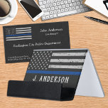 Vintag Thin Blue Line Personalisierter Polizeibeam Schreibtisch-Visitenkartenhalter<br><div class="desc">Mit der Einführung unserer Kollektion von Polizeibeamten, speziell für Strafverfolgungsbeamte und -abteilungen im ganzen Land konzipiert. Stolz tragen wir verschiedene Gegenstände, die mit der "Blue Line Flag" und der "American Flag" geschmückt sind, um Ihre Hingabe zum Dienst und Schutz Ihrer Gemeinde zu demonstrieren. Unsere Vintag inspiriert Produkte aus Imitat-Leder und...</div>