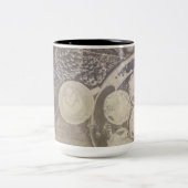 Vintag-Weihnachtsmotiv mit Keksen und Kaffee Zweifarbige Tasse (Mittel)