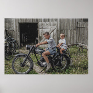 Vintage 2 Jungs auf einem Motorrad Poster