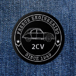 Vintage 2CV Oldtimer Abzeichen Engineering Excelle Button<br><div class="desc">Treten Sie ein in die zeitlose Welt der klassischen Autos mit unserer schwarzen runden Taste und zeigen Sie ein faszinierendes Retro 2CV Citorien Design. Im Kern nimmt die ikonische 2CV-Ente die zentrale Bühne ein, umrahmt von der kühlen Proklamation "Französisches Ingenieurwesen" - "Seit 1949", sorgfältig in einer kreisförmigen, durch zwei Sterne...</div>