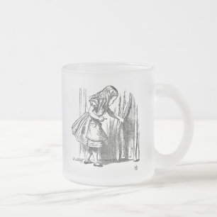 Vintage Alice im Wunderland auf der Suche nach der Mattglastasse