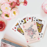Vintage Alice im Wunderland Kaninchenspielkarte Spielkarten<br><div class="desc">Wunderschön gestaltete Vintage Alice im Wunderland-Themed rett-the-date Spielkarten. Ideal für eine Hochzeit zum Thema Alice im Wunderland. Wir haben die ikonische Alice im Wunderland sorgfältig restauriert, indem wir die Vintage Zeichentrickdarstellung eines Kaninchens von Hand skizzieren und mit wunderschönen Aquarelluntertönen zum Leben erwecken. Die Spielkarten sind wie eine Spielkarte mit dem...</div>