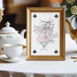 Vintage Alice im Wunderland Kaninchenspielkarte Tischnummer<br><div class="desc">Wunderschön konzipierte Schilder für die Tischnummer der Vintagen Alice im Wunderland. Ideal für eine Veranstaltung zum Thema Alice im Wunderland. Wir haben die ikonische Alice im Wunderland sorgfältig restauriert, die Vintage Zeichentrickdarstellung eines Kaninchens von Hand entworfen und mit wunderschönen Aquarellfarben-Untertönen zum Leben erweckt. Die Tischnummer ist wie eine Spielkarte mit...</div>