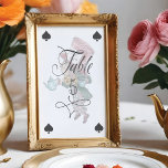 Vintage Alice im Wunderland Mad Hatter Tischnummer<br><div class="desc">Wunderschön konzipierte Schilder für die Tischnummer der Vintagen Alice im Wunderland. Ideal für eine Veranstaltung zum Thema Alice im Wunderland. Wir haben die ikonische Alice im Wunderland akribisch restauriert, Vintage, verrückte Hatter-Illustration, indem wir sie von Hand skizzieren und mit wunderschönen Aquarelluntertönen zum Leben erwecken. Die Tischnummer ist wie eine Spielkarte...</div>