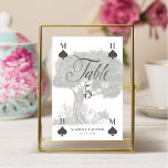 Vintage Alice im Wunderland Märchenspielkarte Tischnummer<br><div class="desc">Wunderschön gestaltete Vintage Alice im Wunderland-thematische Hochzeitsschilder Tischnummer. Ideal für eine Hochzeit zum Thema Alice im Wunderland. Das Design zeigt unsere von Hand gezeichnet Original Alice, die unter einem Baum sitzt und Blume und Grünpflanzen um sie herum wachsen. Die Tischnummer ist wie eine Spielkarte mit dem Pickensymbol und anpassbaren Monogrammen...</div>