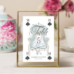 Vintage Alice im Wunderland Märchenspielkarte Tischnummer<br><div class="desc">Wunderschön gestaltete Vintage Alice im Wunderland-thematische Hochzeitsschilder Tischnummer. Ideal für eine Hochzeit zum Thema Alice im Wunderland. Das Design zeigt unsere von Hand gezeichnet Original Alice, die in einem grünen Vintagen Stuhl sitzt, eine königliche Krone trägt und ein königliches Personal in der Hand hält. Die Tischnummer ist wie eine Spielkarte...</div>