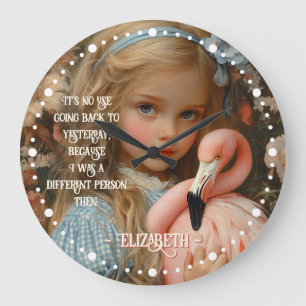 Vintage Alice im Wunderland umarmt Flamingo Große Wanduhr