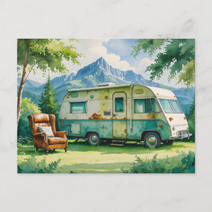 Vintage alter Camper und Ledersessel in den Bergen Postkarte