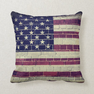 Vintage Amerika-Flagge auf einer Ziegelsteinwand Kissen
