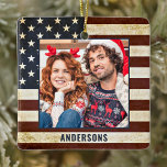 Vintage amerikanische Flagge Custom 2 Foto Patriot Keramikornament<br><div class="desc">Vintage amerikanische Fahne Weihnachtsschmuck. Dieser patriotische US Flagge-usa-Fahne-Weihnachtsschmuck wird ein wertvoller Sake sein. Die Einrichtung ist zweiseitig, können Sie 2 Lieblings-Fotos, eines auf jeder Seite. Ideal für Militär, Soldat Weihnachtsschmuck, Militärveteran, patriotische Familie. Personalisieren Sie den Namen auf der Vorderseite und das Datum auf der Rückseite. COPYRIGHT © 2020 Judy Burrows,...</div>