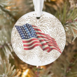 Vintage amerikanische Flagge und Feuerwerk vom 4.  Ornament<br><div class="desc">Eine Vintage amerikanische Flagge ist Set vor einem Hintergrund voller goldglänzender Feuerwerke. Dieses rote, weiße und blaue Design ist perfekt für den 4. Juli oder jede andere amerikanische Feier. Das Design kann mit Ihrem Namen oder Ihren Initialen personalisiert werden, indem Sie auf die Schaltfläche Text hinzufügen klicken. Zeigen Sie Ihren...</div>