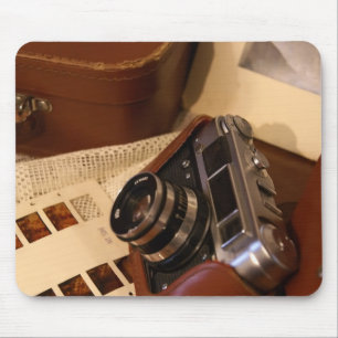 Vintage-Analogkamera im braunen Lederetui Mousepad