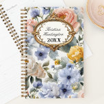 Vintage Aquarellblüten mit goldenen Rahmen Planer<br><div class="desc">Dieser elegante Planer zeichnet sich durch ein atemberaubendes Blumendesign aus, das sicher fasziniert und inspiriere. Die Decke ist mit hübschen Aquarellfarben-Blume in sanften Pastelltönen in Blau-, Rosa- und Gelbtönen gestaltet, die eine ruhige und raffinierte Optik verleihen. Im Mittelpunkt des Covers steht ein verzierter Goldrahmen, der eine Touch Vintagen Charmes und...</div>