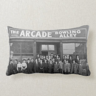 Vintage Arcade Bowlinghalle und Gäste Lendenkissen