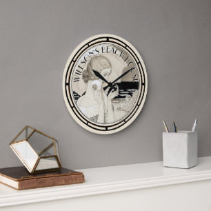 Vintage-Art-Deco-Girl am Strand von Gerda Wegener Große Wanduhr