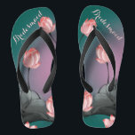 Vintage ästhetische Blumenmuster Bridesmaid-Gesche Badesandalen<br><div class="desc">Diese personalisierten und eleganten Flip-Flops zeichnen sich durch ein ästhetisches Retro-Muster aus rosa Lotus-Blume aus, die auf dunkelgrünem, aquamarinem bis rosa Farbverlauf malen. Die wunderschönen Flip Flops sind ein unvergessliches Geschenk für die Mitglieder der Hochzeitsfeier: Braut, Brautjungfrauen, Brautmutter, Trauzeugin... Sie fügen Ihrem Hochzeitstag, Junggeselinnen-Abschied oder anderen Feierlichkeiten eine stilvolle Glamour...</div>