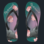 Vintage ästhetische Blumenmuster Bridesmaid-Gesche Badesandalen<br><div class="desc">Diese personalisierten und eleganten Flip-Flops zeichnen sich durch ein ästhetisches Retro-Muster aus rosa Lotus-Blume aus, die auf dunkelgrünem, aquamarinem bis rosa Farbverlauf malen. Die wunderschönen Flip Flops sind ein unvergessliches Geschenk für die Mitglieder der Hochzeitsfeier: Braut, Brautjungfrauen, Brautmutter, Trauzeugin... Sie fügen Ihrem Hochzeitstag, Junggeselinnen-Abschied oder anderen Feierlichkeiten eine stilvolle Glamour...</div>