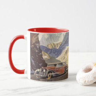 Vintage-Auto auf einer Bergstraße im Winter mit Sc Tasse