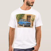Vintage Auto auf rustikaler Straße T-Shirt (Vorderseite)