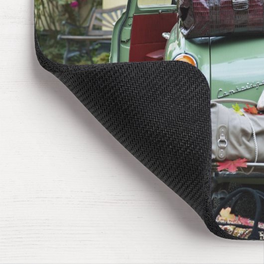 Vintage Auto mit viel Gepäck Mousepad (Ecke)