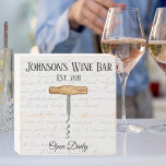 Vintage Bar Wein Unterschrift Holzkasten Unterschr Holzkisten Schild<br><div class="desc">Feiern Sie Ihre Liebe Wein! Dieses im Bauernstil bedrückte weiße Holzkastenschild mit Korkenzieher-Design auf Vintagem Schriftzeichen-Hintergrund ist ein einzigartiger Akzent für Ihr Bar. Personalisieren Sie die Namen und das Datum,  um es zu Ihrem eigenen zu machen! Das ist ein unvergessliches Geschenk für die Hauswärmung.</div>