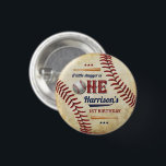 Vintage Baseball Boys 1. Geburtstag Button<br><div class="desc">Feiern Sie stilvoll mit diesen lustigen und sehr trendigen 1. Geburtstagsknöpfen. Das Design lässt sich leicht mit Ihrer speziellen Veranstaltungssprache personalisieren und Ihre Gäste werden begeistert sein,  wenn sie diese fantastischen Buttons sehen. Matching-Elemente finden Sie in der Auflistung.</div>