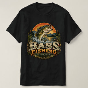 Vintage-Bassfischen bei Sonnenaufgang T-Shirt