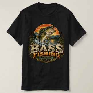 Vintage-Bassfischen bei Sonnenaufgang T-Shirt