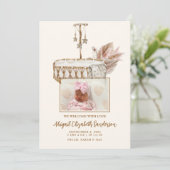 Vintage Bassinet Foto Geburtsankündigung Einladung (Stehend Vorderseite)