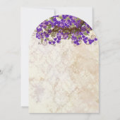 Vintage bedrückte Damaskasspalte Lila Blüten Einladung (Rückseite)