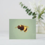 Vintage Biene im grünen Hintergrund Postkarte (Stehend Vorderseite)