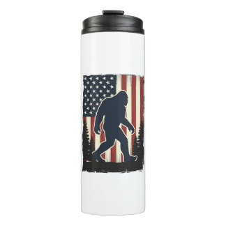 Vintage-Bigfoot-Amerikanische-Flagge-Wald-Vektorde Thermosbecher