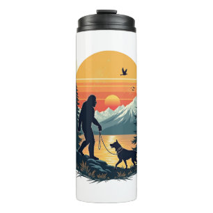 Vintage Bigfoot gehender Hund Berg Sonnenuntergang Thermosbecher