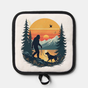 Vintage Bigfoot gehender Hund Berg Sonnenuntergang Topflappen