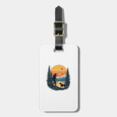 Vintage Bigfoot Walking Dog Mountain Sunset Retro  Gepäckanhänger (Vorderseite vertikal)