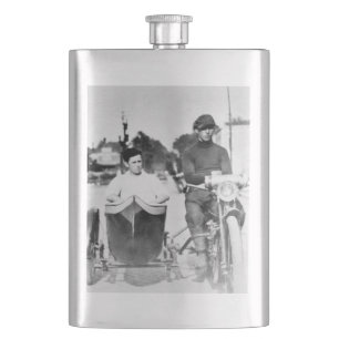 Vintage-Biker-Outlaw-Motorrad und Beiwagen Flachmann