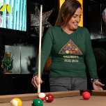 Vintage Billard-Balls - Geeigneter Billardtisch T-Shirt<br><div class="desc">Dieses lange Ärmel-Grafiktee ist bereit,  mit Ihrem eigenen Text personalisiert zu werden. Ihr Text erscheint in Elfenbeinfarben unter meiner realistischen Darstellung eines aufgerissenen Set Vintager Billardkugeln. Fügen Sie Ihren eigenen Slogan hinzu,  um ein besonderes Geschenk für Poolspieler zu schaffen.</div>