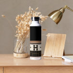 Vintage Bistro Tile Black und Gold Monogram Trinkflasche<br><div class="desc">Diese klassischen Imitate aus schwarzem,  cremefarbenem und goldfarbenem Fliesenwasser sind perfekte Geschenke. Ihre klaren Linien,  die einfachen Farben und das Vintage Muster sind zeitlos und vielseitig. Ein Bistro Fliesendesign für raffinierten Geschmack.</div>