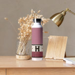 Vintage Bistro-Tile-Cranbere und Goldmonogramm Trinkflasche<br><div class="desc">Diese edlen Cranberry-,  Creme- und Goldflaschen aus Imitat sind perfekte Geschenke. Ihre klaren Linien,  die einfachen Farben und das Vintage Muster sind zeitlos und vielseitig. Ein Bistro Fliesendesign für raffinierten Geschmack.</div>