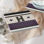 Vintage Bistro Tile Lila und Gold Monogramm Glasuntersetzer<br><div class="desc">Dieser klassische königliche lila,  cremefarbene und schwarze Imitat Fliesen Untersetzer ist perfekt für jede Zuhause. Die klaren Linien,  die einfachen Farben und das Vintage Muster sind zeitlos und vielseitig. Ein Bistrofliesen auf einer Oberfläche,  die haltbar und leicht zu reinigen ist.</div>