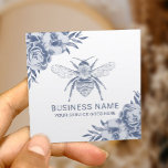 Vintage Blaue Biene & Blume Quadratische Visitenkarte<br><div class="desc">Vintag Blue Bee & Blume Illustration Apiary Beekeeper Business Card.</div>