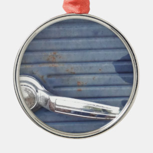 Vintage blaue Tür, Silbergriff Silbernes Ornament