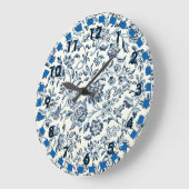 Vintage, blaue und weiße Blütenlaufuhr Große Wanduhr (Winkel)